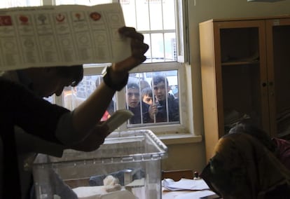 Jóvenes observan el recuento de votos en Diyarbakir,