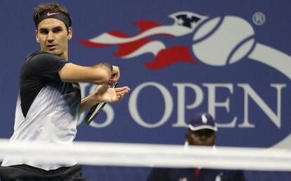 Roger Federer durante el partido de anoche contra Tiafoe.