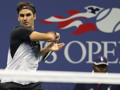 Roger Federer durante el partido de anoche contra Tiafoe.