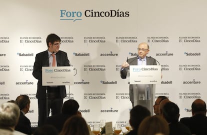 Ricardo de Querol, director de Cinco Días y Cristobal Montoro, ministro de Hacienda.