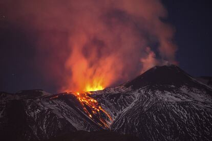 El volcán Etna cubierto de nieve y lava el 11 de abril de 2017. El Etna es el volcán europeo más activo del momento, situado en Sicilia.