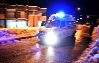 Una ambulància a Penne, la ciutat més a prop de l'hotel que va patir l'allau.