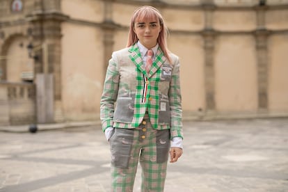 Maisie Williams vestida de Thom Browne.