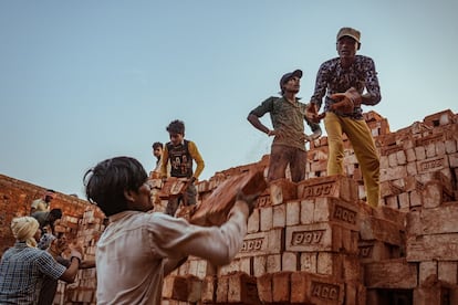 Horno de ladrillos en Biratnagar. En los últimos años, Nepal ha aprobado algunas leyes para tratar de mejorar las condiciones laborales de adultos y menores en estas fábricas. En algunos casos han sido introducidos procesos mecánicos y herramientas como guantes y carretillas en lugar de permitir el transporte de los bloques en la cabeza. En la mayoría de los hornos, sin embargo, estas regulaciones no se respetan debido a la falta de controles.