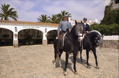 Miembros de la saga de los Domecq a caballo.