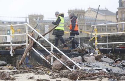 Dos personas constatan los daños causados en San Sebastián por el último temporal.