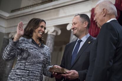 El entonces vicepresidente, Joe Biden, toma juramento a Kamala Harris como senadora por California, el 3 de enero de 2017.