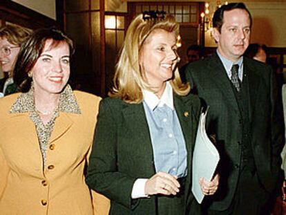 La ex ministra de Medio Ambiente Isabel Tocino (centro).