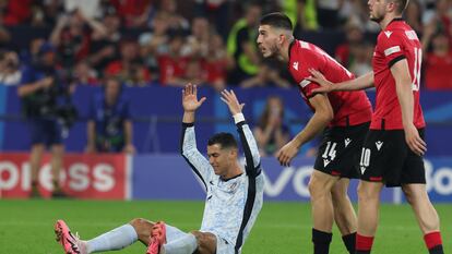 Cristiano Ronaldo reclama una falta durante el partido entre Georgia y Portugal.