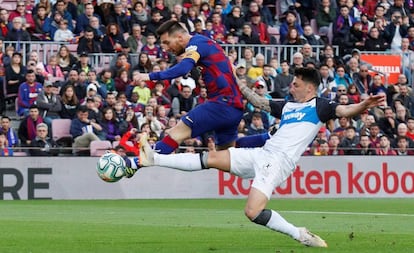 Messi dispara ante Ximo Navarro.