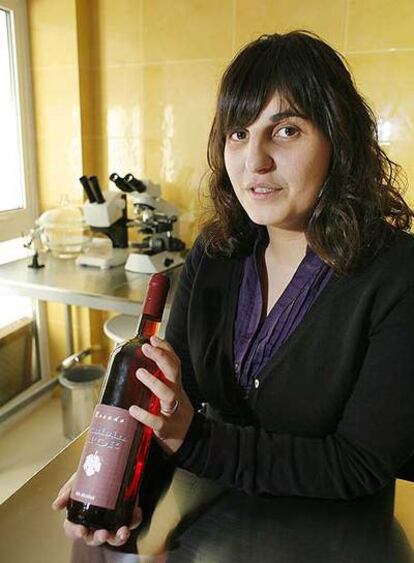 Sonia Pérez muestra el vino sin alcohol que elabora en su laboratorio de Santiago.
