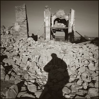 La sombra de Georges Bartoli, sobrino de Josep Bartoli y coautor de 'La retirada', en Belchite.