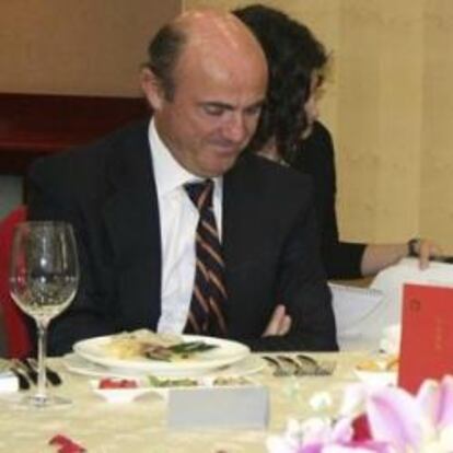 El ministro de Economía y Competitividad, Luis de Guindos, junto con su colega chino de Comercio, Chen Deming.