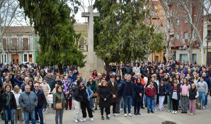 Minuto de silencio convocado este domingo por los vecinos de Campanar. La delegada del Gobierno Pilar Bernabé y los concejales Borja Sanjuán y Pere Fuset han estado presentes.