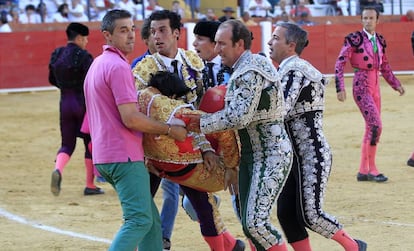 Miembros de su cuadrilla trasladan a Barrio a la enfermería de la plaza.