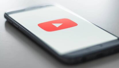 Smartphone con logo YouTube