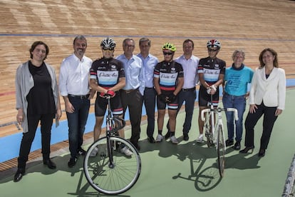 Els candidats a l'alcaldia de Barcelona, amb tres velocistes, al Velòdrom d'Horta.