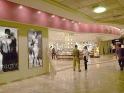 Tiendas libres de impuesto ("duty free") en el aeropuerto de Madrid Barajas. EFE/Archivo
