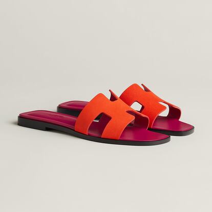 Sandalias emblemáticas de Hermès en fucsia y naranja. Tiene la capacidad de elevar cualquier look.