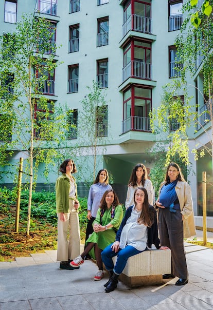 Las arquitectas de Cierto Estudio, frente al edificio de vivienda social de la renovada plaza de de las Glòries, en Barcelona. De pie, de izquierda a derecha, Lucía Millet, Marta Benedicto, Anna Llonch y Clara Vidal con su hijo Gabriel. Sentadas, Carlota de Gispert e Ivet Gasol.