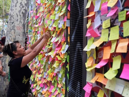 Notes de condolença i missatges d'afecte deixats per vianants a la Rambla.