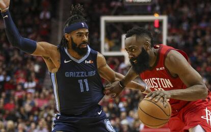 Harden, con el balón, ante Conley.