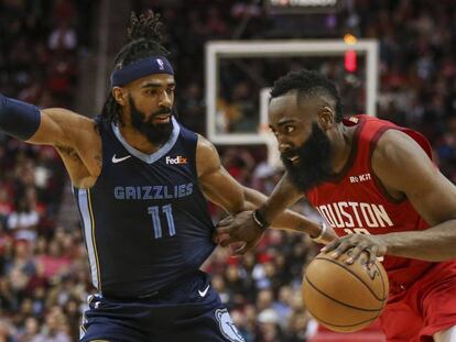 Harden, con el balón, ante Conley.