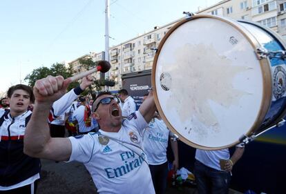 Un seguidor del Real Madrid en la ciudad de Kiev (Ucrania) antes de la final de la Champions League, el 26 de mayo de 2018.