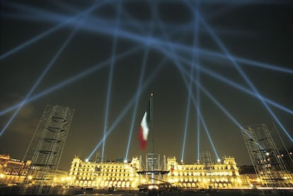 'Alzado vectorial. Arquitectura relacional 4'. Rafael Lozano-Hemmer. Explanada del Zócalo, México D.F., México, 2000 (cortesía del artista).