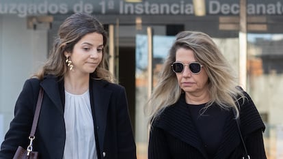 La exasesora de La Moncloa Cristina Álvarez, a la derecha, sale de declarar a los juzgados de Plaza de Castilla el pasado febrero.