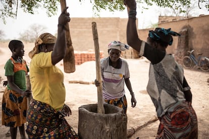 Mientras la mayoría de las mujeres están trabajando en el proceso de elaboración del karité, otras se encargan de ir preparando al mismo tiempo la comida para el resto de la comunidad.