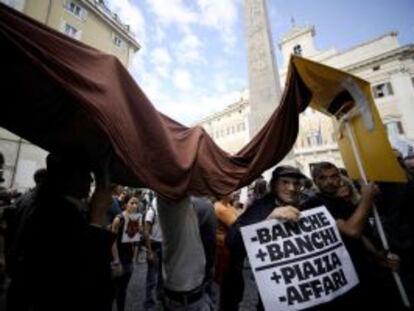 Un indignado reclama en Roma "menos bancos y menos negocios".