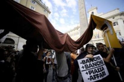 Un indignado reclama en Roma "menos bancos y menos negocios".