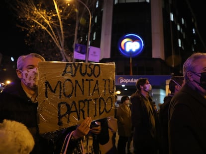 La concentración en favor de Isabel Díaz Ayuso en la sede del PP en la calle Génova de Madrid, este jueves.