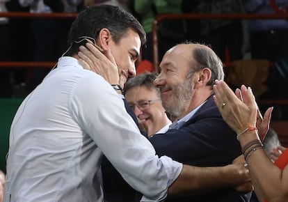 Pedro Sánchez y Alfredo Pérez Rubalcaba, en el acto de arranque de la precampaña del PSOE en las elecciones generales, el 26 de junio de 2016 en el pabellón de la ONCE en Madrid.