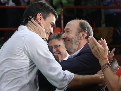 Pedro Sánchez y Alfredo Pérez Rubalcaba, en el acto de arranque de la precampaña del PSOE en las elecciones generales, el 26 de junio de 2016 en el pabellón de la ONCE en Madrid.