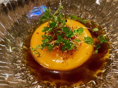Huevo a baja temperatura (onsen tamago) sobre salsa de callos y chorizo de León deshidrtado y rallado.