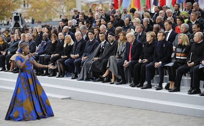 La cantante beninesa Angelique Kidjo canta en homenaje a las tropas coloniales durante la ceremonia en el Arco del Triunfo en París.