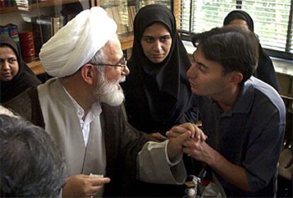 El portavoz del Parlamento iraní, Medi Karrubi (izquierda), dialoga con varios líderes estudiantiles en Teherán.