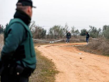 Un guardia civil observa el lugar en el que fue encontrado el cuerpo de Miriam Vallejo el pasado enero.