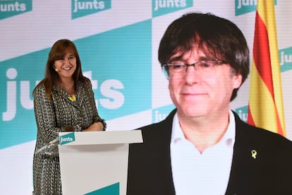 Laura Borras,candidata de Junts, en un momento del mitin. Detras, Carles Pugdemont en una intervención telemática.