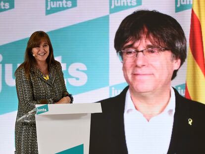 Laura Borras,candidata de Junts, en un momento del mitin. Detras, Carles Pugdemont en una intervención telemática.