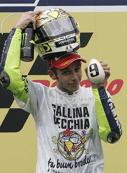 Valentino Rossi posa con un huevo con el número nueve reafirmando su lema, "la gallina vieja sigue poniendo huevos"
