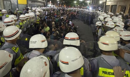 PMs cercam manifestantes durante ato contra Copa, em São Paulo.