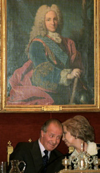 Don Juan Carlos y doña Sofía, en la Academia de la Historia.