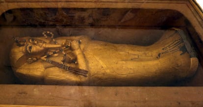 El ministre d'Antiguitats, Mamdouh Al Damati, ha assegurat, per la seva banda, que els resultats de l'anàlisi i les exploracions, fets entre dijous i divendres, mostren amb "un 90% (de certesa) l'existència d'un buit darrere de l'emmurallat nord de la tomba, cosa que indica l'existència d'una cambra, que encara no ha estat descoberta". A la imatge, vista del sarcòfag del rei Tutankamon a Luxor.
