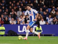 Edu Expósito conduce el balón durante el pasado Espanyol-Rayo, en Cornellá.