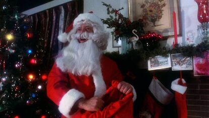 Si el cine de terror fagocitaba todas las fechas ilustres del calendario gregoriano, ¿por qué la Navidad iba a ser especial? Eso se planteó Lewis Jackson cuando dio forma al más icónico de los psicópatas navideños, el Papá Noel asesino, en 'Navidades infernales'.