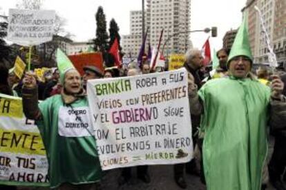 Afectados por las participaciones preferentes de Bankia, durante una manifestación de protesta. EFE/Archivo