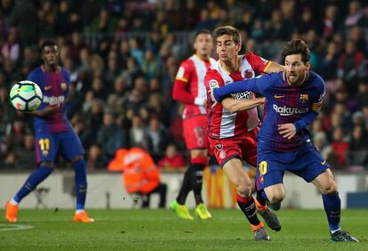 Leo Messi regatea a Pere Pons el pasado mes de febrero.